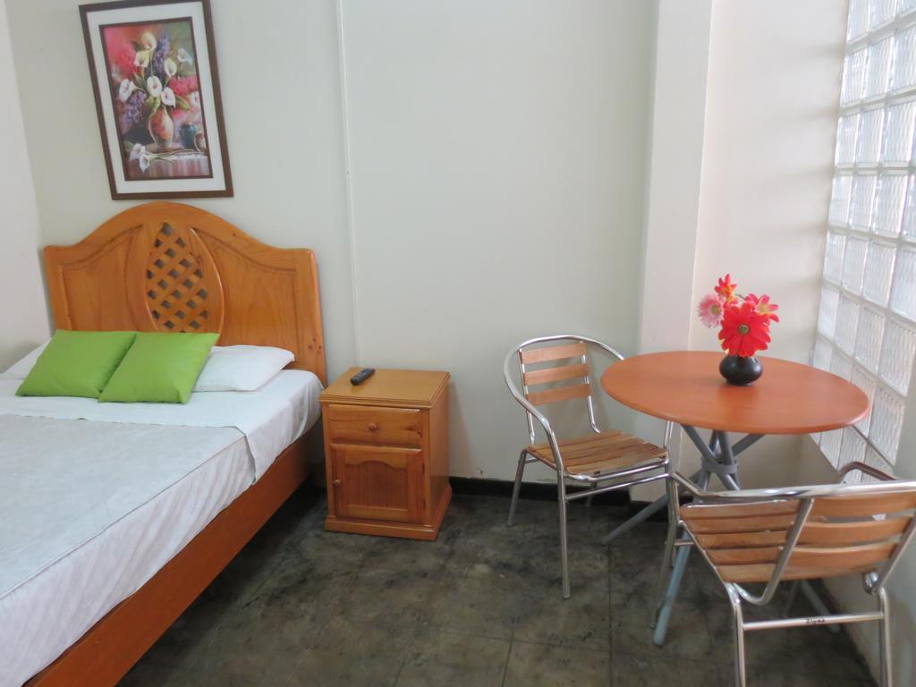 Residencial El Sol De Los Pinos Bed & Breakfast Trujillo Eksteriør bilde