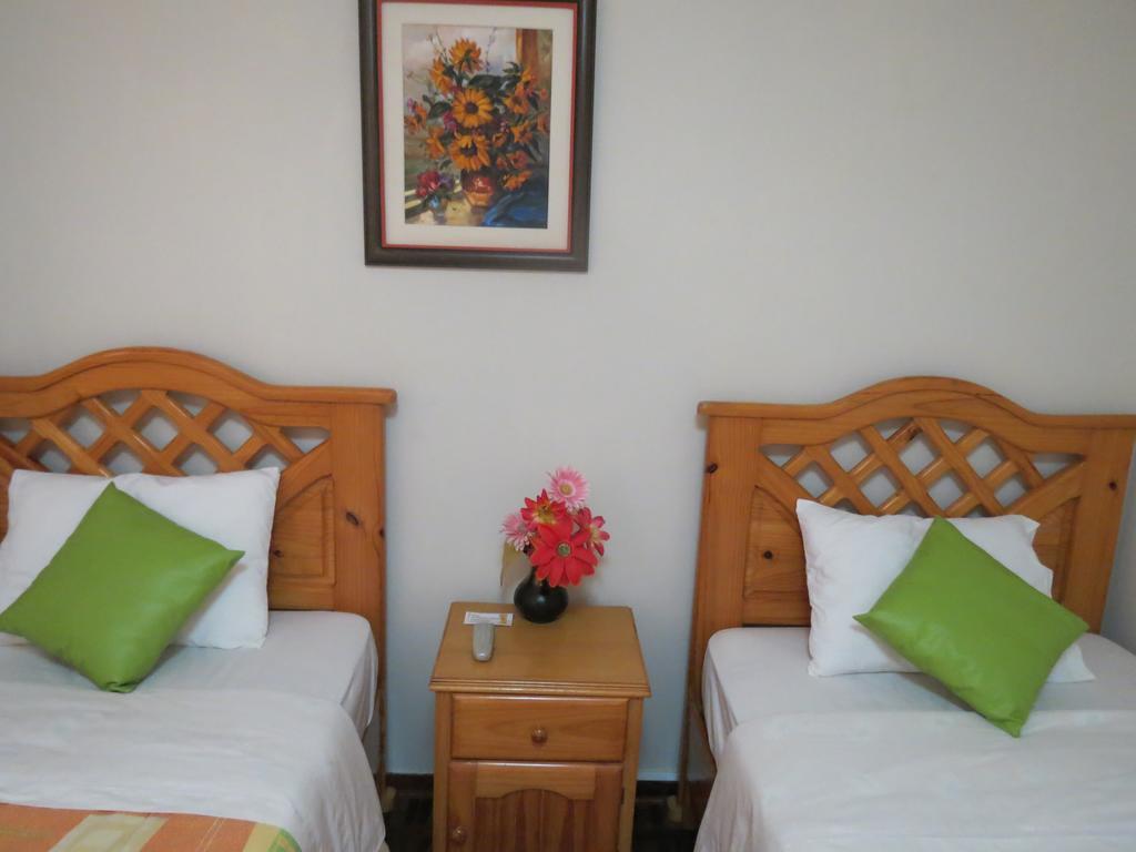 Residencial El Sol De Los Pinos Bed & Breakfast Trujillo Eksteriør bilde